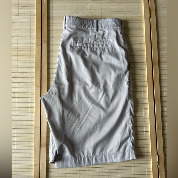 Tan nike tour performance golf shorts
Size:34
Like new condition - Picture 3 of 4